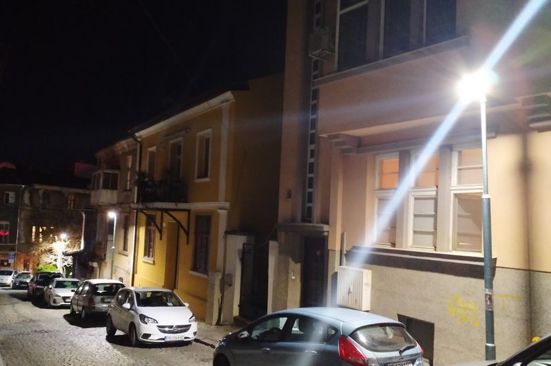 Нови енергоспестяващи LED лампи осветяват емблематична улица в Пловдив Нови енергоспестяващи LED лампи осветяват емблематична улица в Пловдив