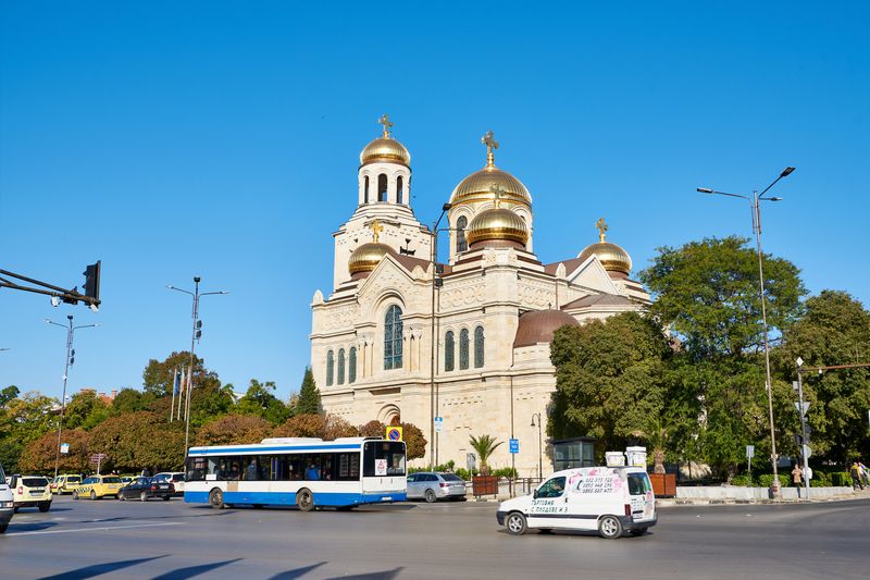 Ново външно осветление ще разкрива красотата на катедралния храм във Варна през нощта Ново външно осветление ще разкрива красотата на катедралния храм във Варна през нощта