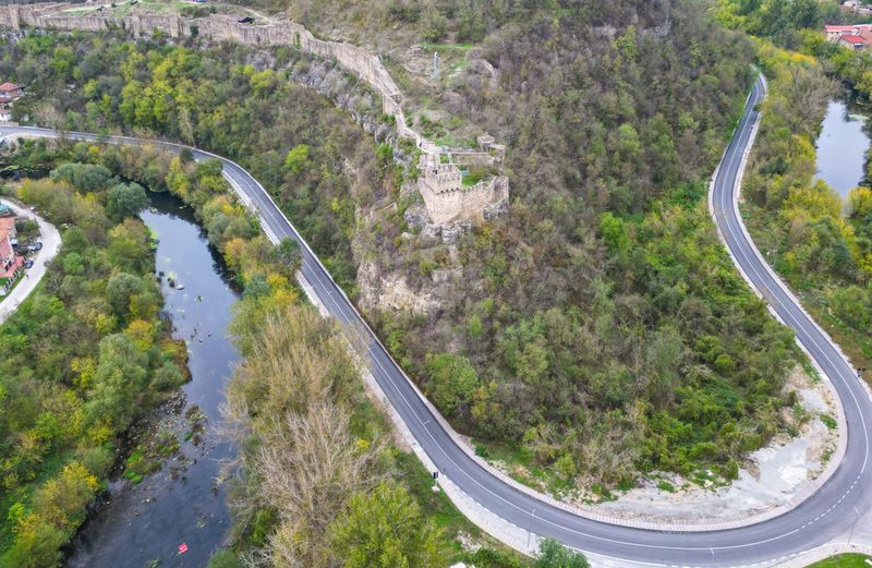 Ново LED осветление преобразява обходния път край крепостта Царевец във Велико Търново