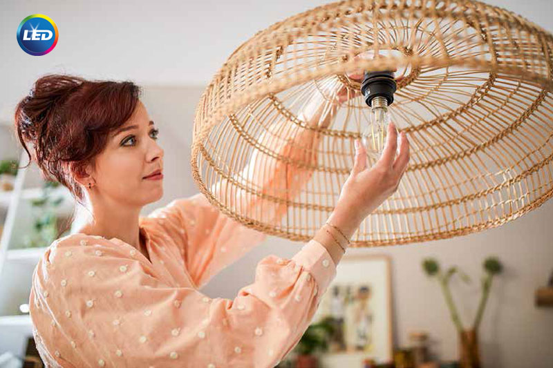 Елегантно и устойчиво осветление с лампи тип свещ и сфера Philips Master Glass LED Елегантно и устойчиво осветление с лампи тип свещ и сфера Philips Master Glass LED