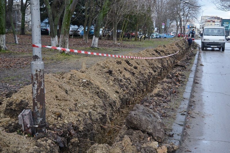 Цялостно подменят уличното осветление във варненския квартал "Чайка" Цялостно подменят уличното осветление във варненския квартал "Чайка"